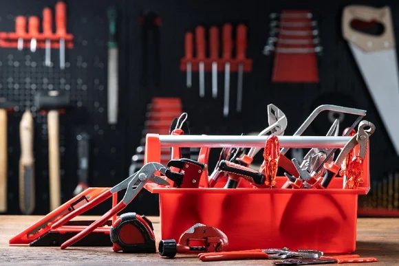 Werkzeuge in roter Werkzeugkiste